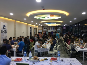 Geleneksel Bera iftarında öğrencilerimiz ve öğretmenlerimizle BERAberdik